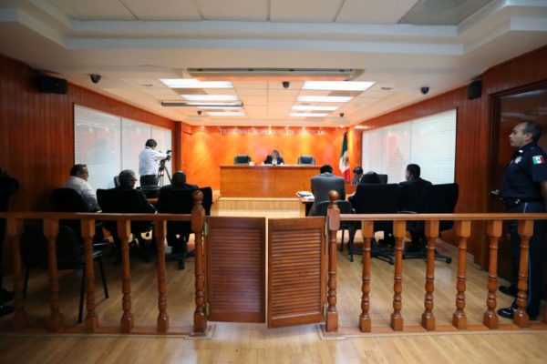 La falta de firma de funcionarios en actas de audiencia, invalida todos los actos subsecuentes