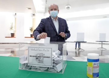 Votarán si mantienen su contrato