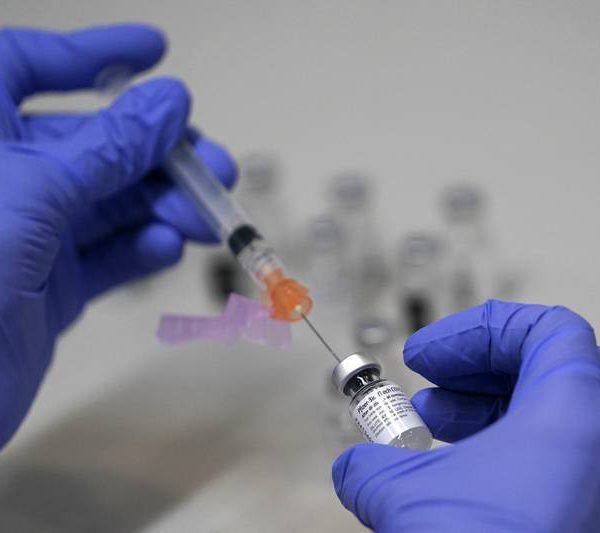 Empresas exigen a empleados vacunarse contra COVID en EU