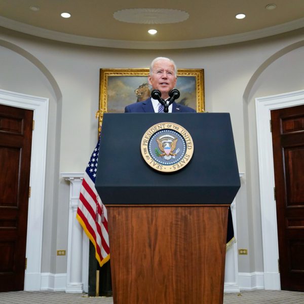 Corte ordena a Biden reanudar programa “Quédate en México”