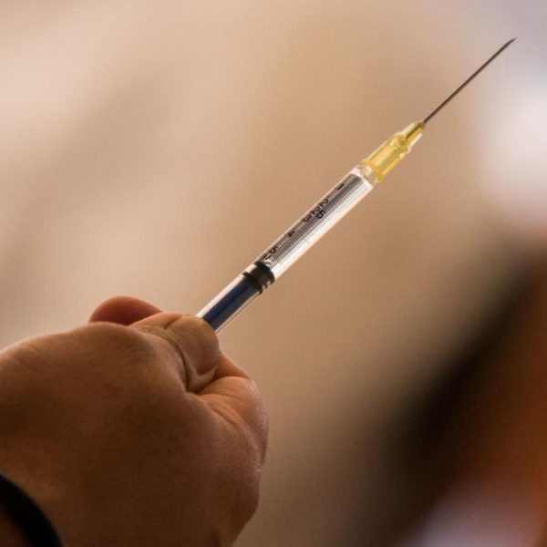 Jueces federales conceden suspensiones para vacunar a menores de edad contra la Covid-19