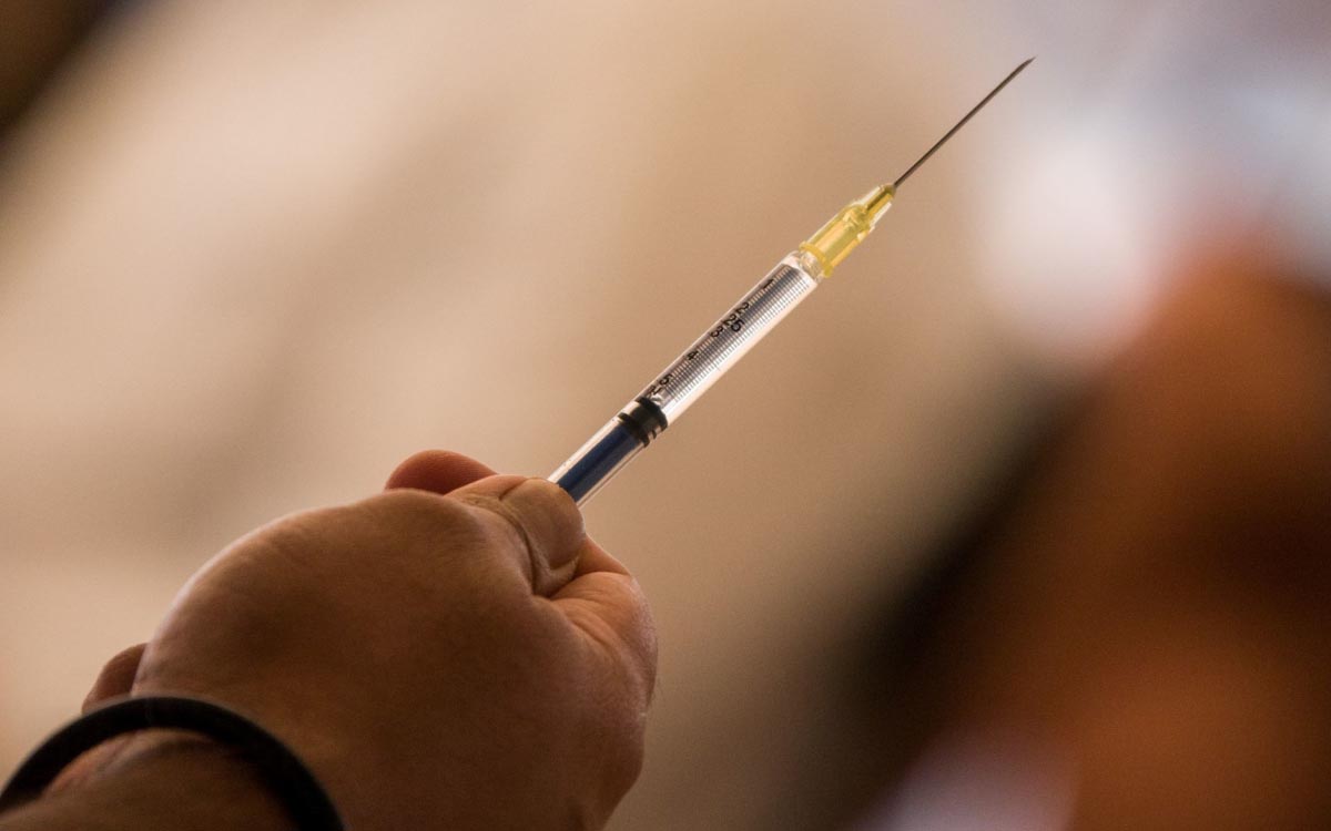 Jueces federales conceden suspensiones para vacunar a menores de edad contra la Covid-19