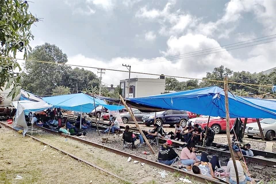 Suma CNTE un mes de bloqueo a trenes