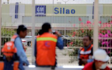 General Motors charla con los grupos que buscan la titularidad del contrato colectivo