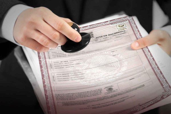 Cambiar la fecha en el acta de nacimiento y acceder así a un trabajo ¿Es legal?
