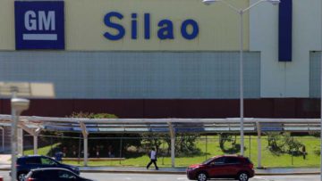 Cuestionan a sindicatos que buscan a GM Silao