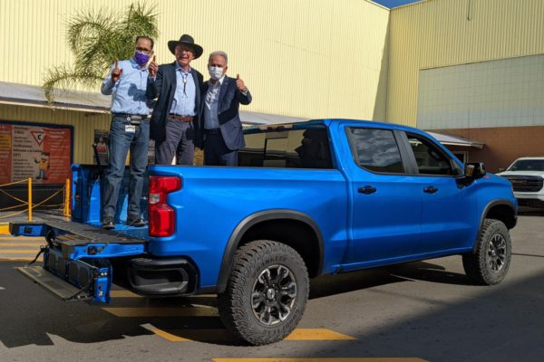 Ken Salazar visita la planta de General Motors Silao