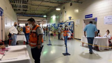 Acusan opacidad al legitimar contratos
