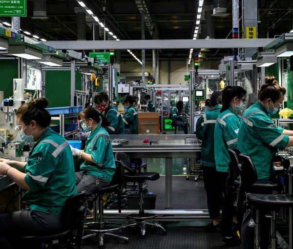 Duermen en fábricas trabajadores chinos por Covid