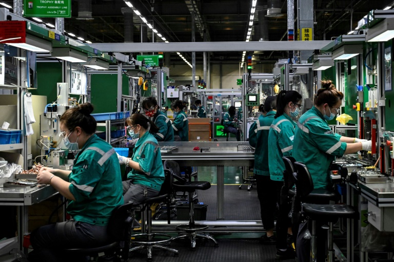 Duermen en fábricas trabajadores chinos por Covid