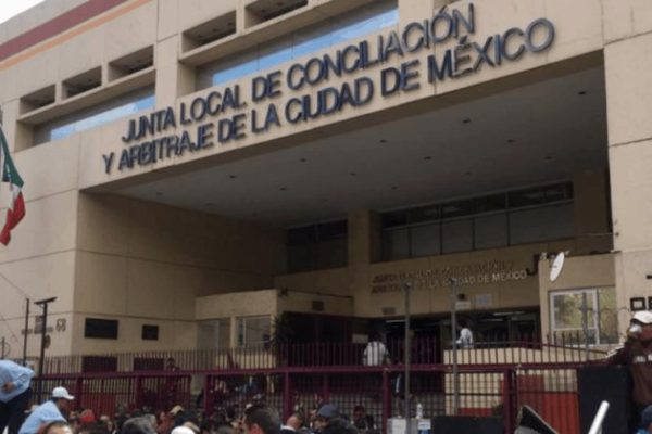 Paro Laboral en la Junta Local de la CDMX; En Casa del Herrrero…