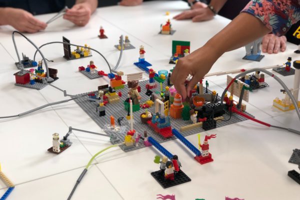 Mejoran ambiente laboral jugando… ¡con legos!