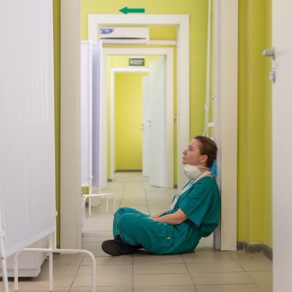 Inician huelga miles de enfermeras del sector privado de EU por malas condiciones laborales
