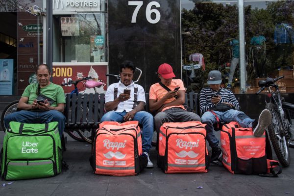 Proponen reforma para dar acceso a seguridad social a los repartidores digitales