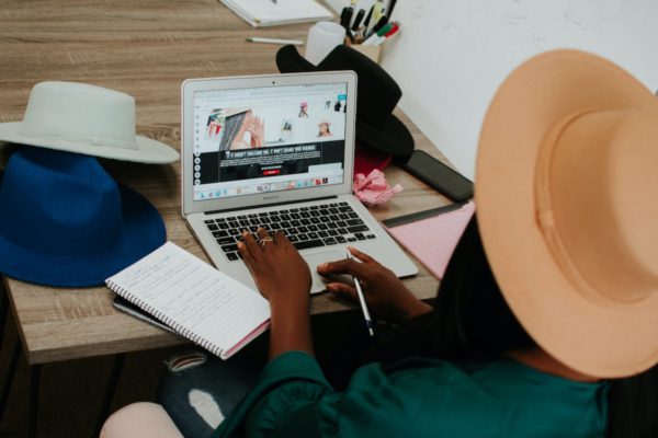 Trabajo independiente, salvavidas laboral para los jóvenes universitarios