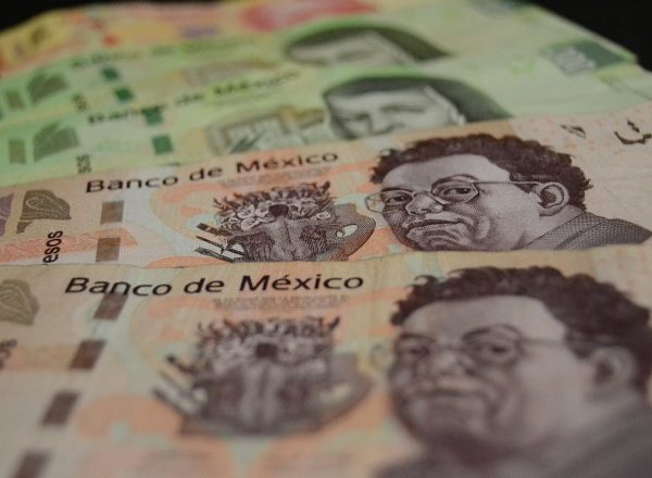 Peso mexicano se aprecia por inflación de EU
