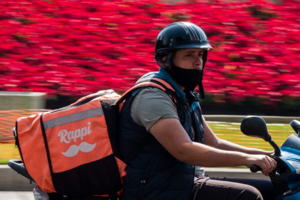 Impulsan seguridad social para repartidores independientes que laboran por medio de plataformas digitales