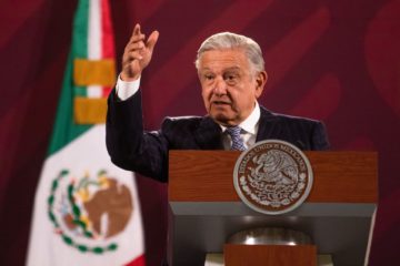 Anuncia AMLO alza salarial de 8.2% y mejora en las pensiones de maestros