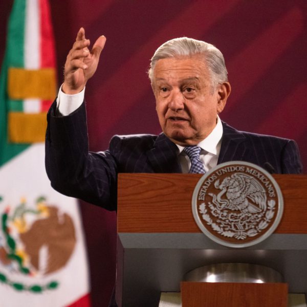 Anuncia AMLO alza salarial de 8.2% y mejora en las pensiones de maestros