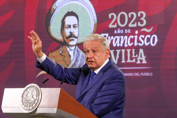 AMLO insta a retirar amparos para concretar la compra de Mexicana