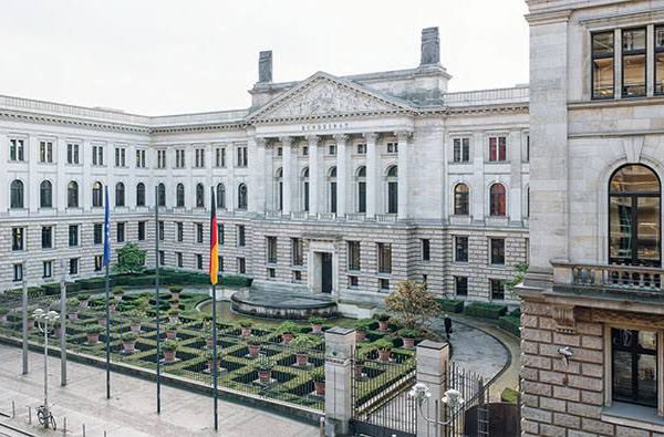 Alemania aprueba una ley para atraer mano de obra extracomunitaria