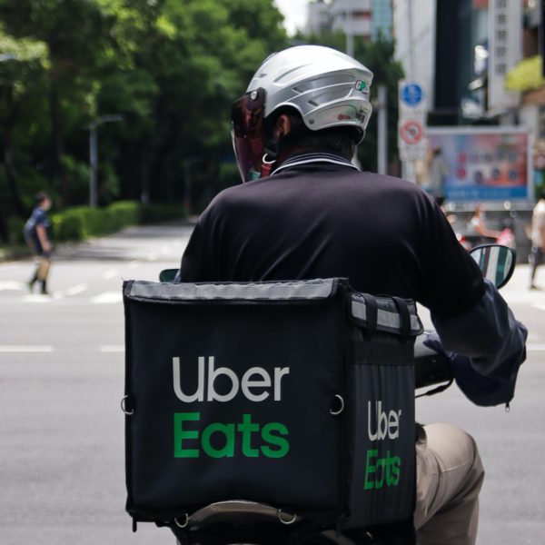 Nueva York establece un nuevo salario mínimo para los trabajadores de entrega de alimentos