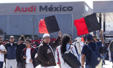 Trabajadores de Audi México estallan huelga; exigen aumento de 15.5%