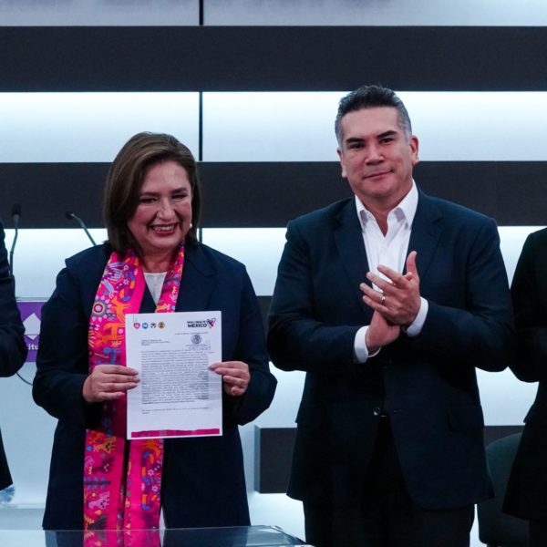 Xóchitl se registra ante el INE como candidata presidencial, sin propuestas laborales