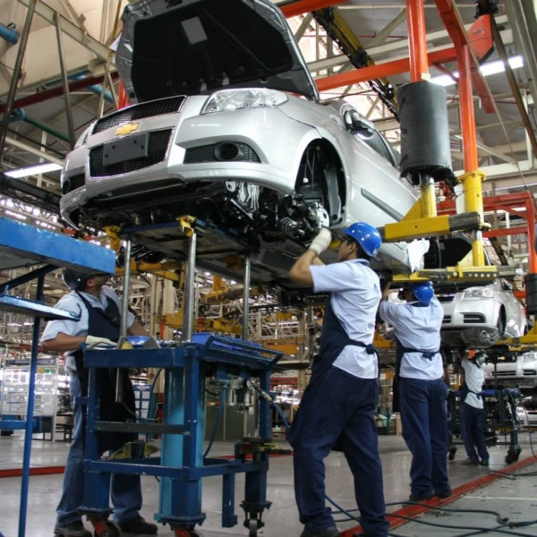 Lidera industria automotriz y manufactura en alza salarial