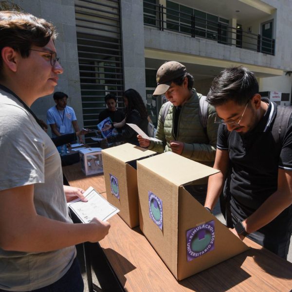 A jóvenes: becas, empleo y capacitación