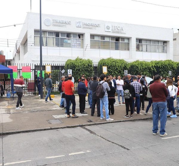 Abogados laborales protestan en Puebla por cierre de la Junta de Conciliación y Arbitraje