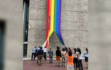 Destruyen sindicalistas de Infonavit bandera LGBT+