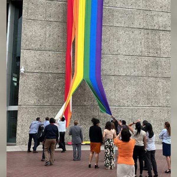 Destruyen sindicalistas de Infonavit bandera LGBT+