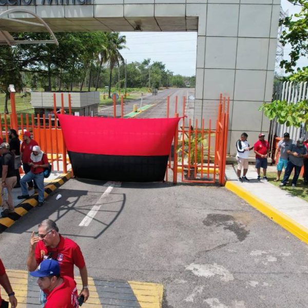 ArcelorMittal retira su oferta y denuncia “extorsión” de obreros
