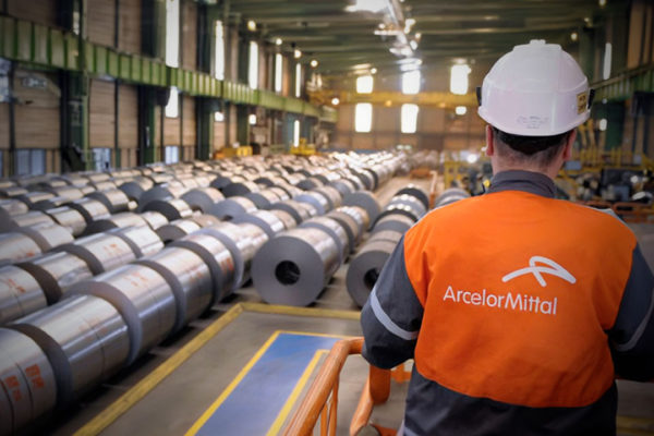 Publica desplegado ArcellorMittal haciendo patente rechazo al Sindicato