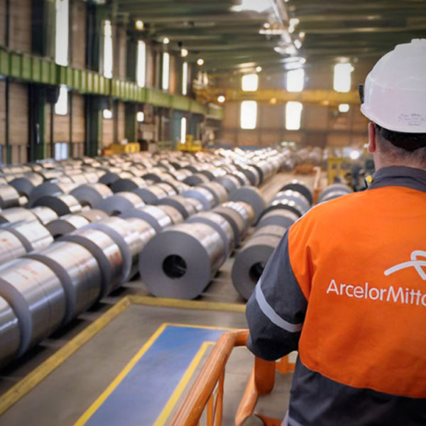 Publica desplegado ArcellorMittal haciendo patente rechazo al Sindicato