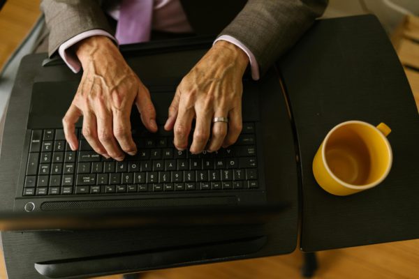 Brecha digital, problemas de adaptación y sueldo, los tres grandes frenos para contratar a la tercera edad