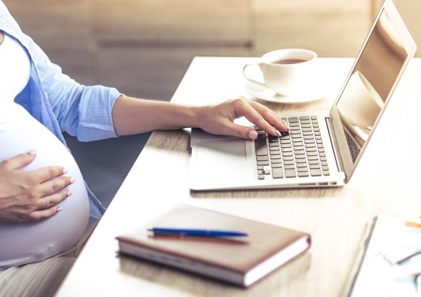 Igualdad de condiciones salariales para mujeres y hombres durante el permiso de maternidad en Dinamarca