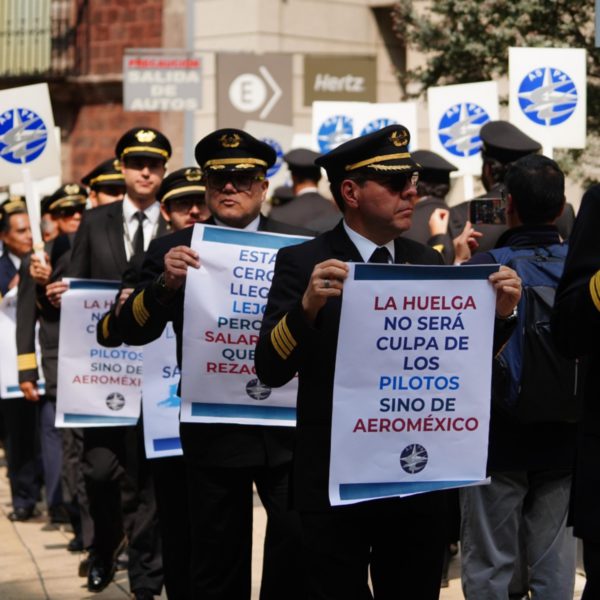 Pilotos protestan en demanda de un aumento salarial