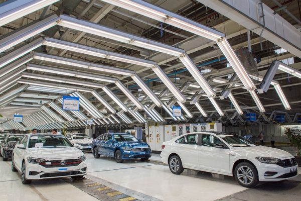Trabajadores de Volkswagen rechazan aumento; sindicato y empresa retomarán pláticas