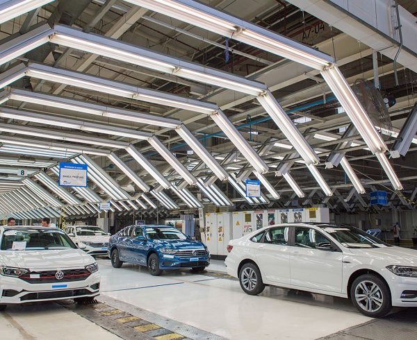 Trabajadores de Volkswagen rechazan aumento; sindicato y empresa retomarán pláticas