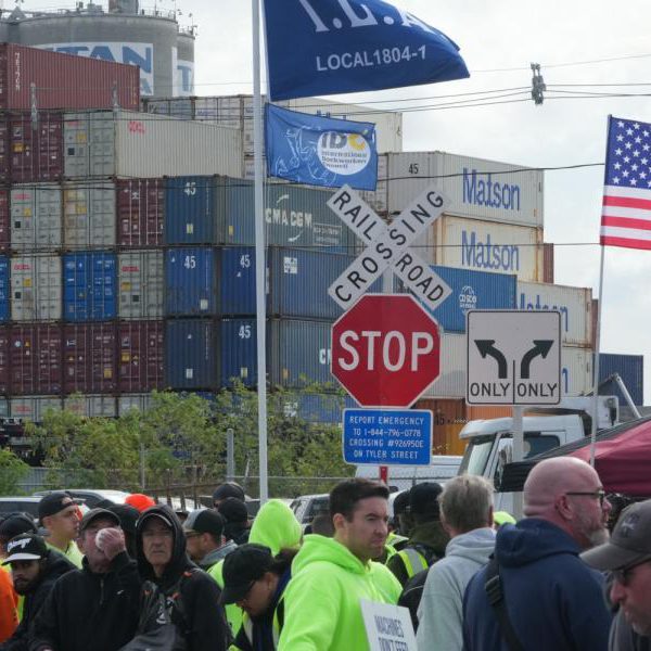 Estalla huelga en 14 puertos de Estados Unidos con impacto sobre el comercio