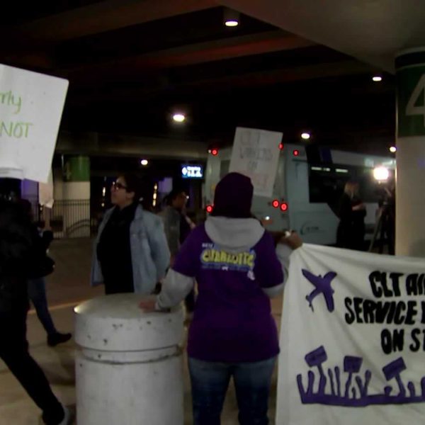 Huelga de trabajadores de servicio en el aeropuerto Charlotte Douglas podría afectar viajes por Día de Acción de Gracias