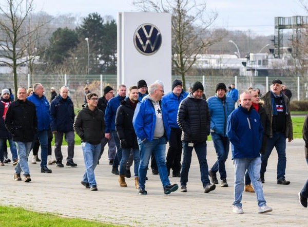 Volkswagen y sindicato llegan a principio de acuerdo sobre cierre de fábricas en Alemania