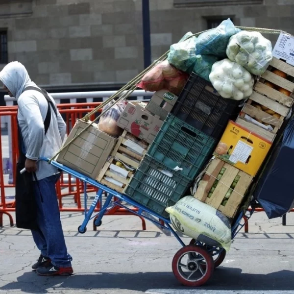 Ganar más salario mínimo sin dejar de ser pobre; la tragedia de la pobreza laboral