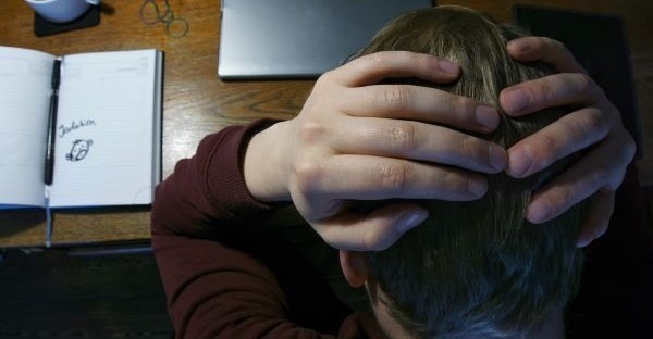 Cuando el estrés laboral acaba en suicidio es un accidente de trabajo. Los jueces abren la puerta a considerar la relación causa-efecto entre un empleo y la autolisis