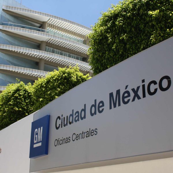 General Motors evalúa trasladar producción de México y Canadá a EU