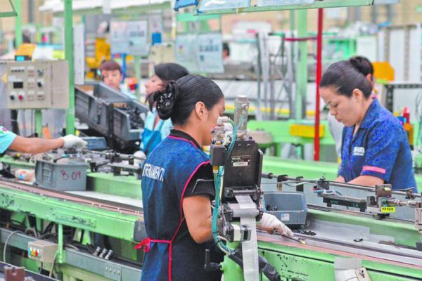 Empleo manufacturero: se contrajo casi 2 % en 2024 según INEGI