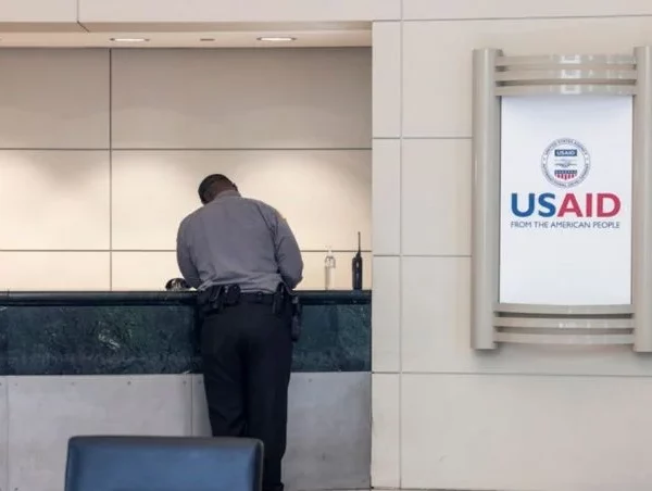 Frena juez los despidos de empleados de Usaid