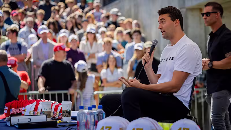 Varias aerolíneas suspenden empleados por publicaciones inapropiadas tras asesinato de Charlie Kirk